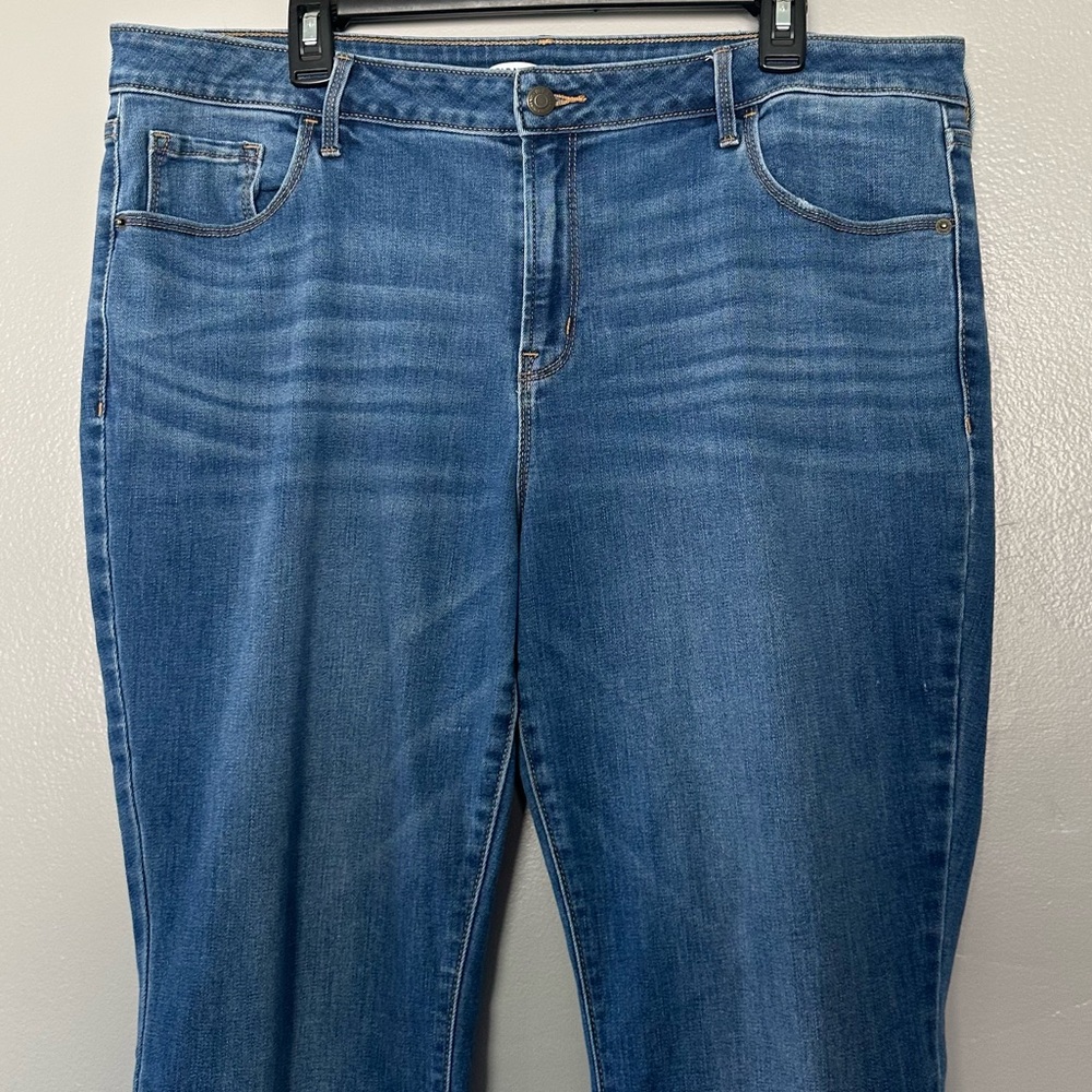 Old Navy Mid Rise Kicker Bootcut Jean in Medium Wash size 18 - Picture 3 of 12